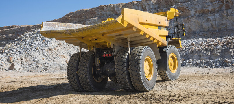 Maquinaria de mineria y obra p&uacute;blica trabajando en construcci&oacute;n nueva
