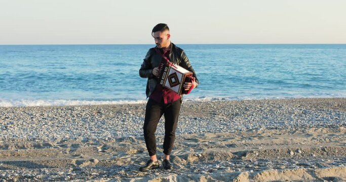 Suonatore di fisarmonica produce la tarantella calabrese