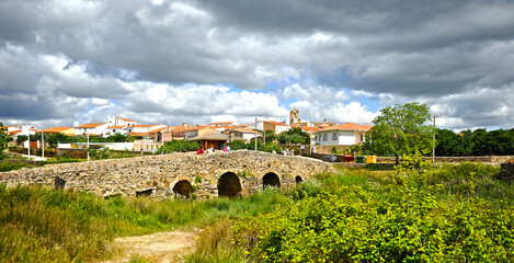 Peregrinos en el puente romano sobre el río Ayuela, Casas de Don Antonio, provincia de Cáceres, España. Vía de la Plata en el Camino de Santiago.
