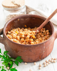 Pasta with chickpeas cooked in a crock pot