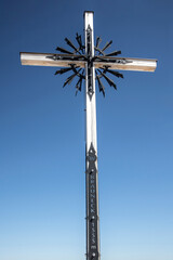 Obraz premium Summit cross of Brauneck mountain in Bavaria, Germany