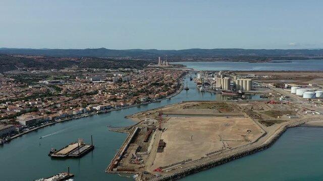 Survol de la zone portuaire de Port-la-nouvelle, plages du Languedoc (Occitanie, France)
