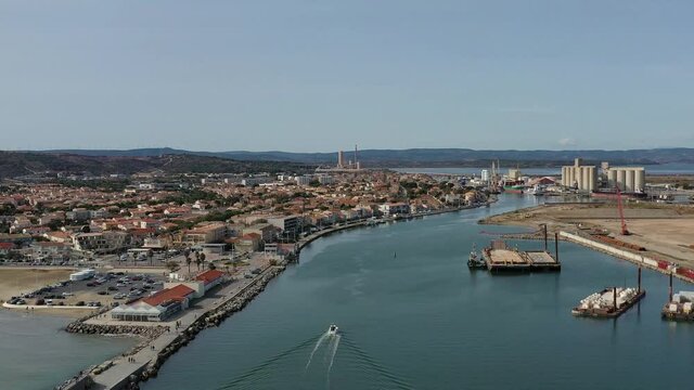 Survol de la zone portuaire de Port-la-nouvelle, plages du Languedoc (Occitanie, France)