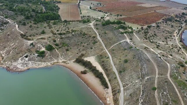 survol de l'&eacute;tang de Bages pr&egrave;s de Peyriac-de-Mer