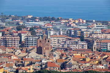 Fototapeta na wymiar Panorama di Albenga e le sue Torri, sullo sfondo il mare
