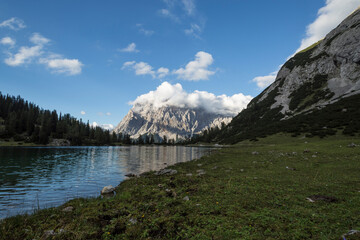 Obraz premium Lake Seebensee with view of Zugspitze, Austria