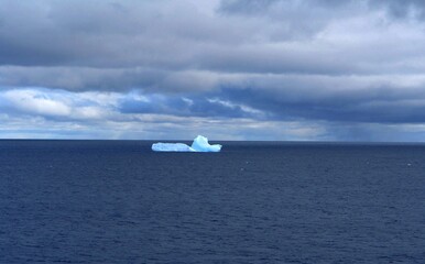 Obraz na płótnie Canvas blue ocean, ice and icebergs in Antarctica