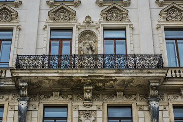 Obraz premium Architectural details of old picturesque dwelling house at Reichsrats street (Reichsratsstrasse) in the historic center of Vienna. Vienna, Austria.