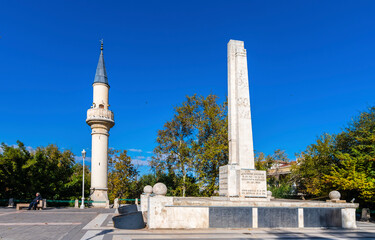 Obraz premium Martyrdom Monument and a minaret of mosque view Gaziantep,Turkey