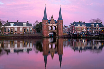 Obraz premium The medieval water gate in Sneek in the Netherlands at sunset