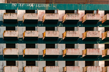 Edificio vacacional de varios pisos abandonado con muchos grafitis en los balcones en Lagos, Portugal 