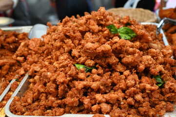 Crispy Chicken,a popular dish made from small pieces of chicken marinated with spices and sauces. Mix with fried batter with kaffir lime leaves in hot oil.Available in shop with steamed glutinous rice