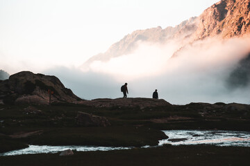 Randonneurs dans les montagnes devant la brume, mer de nuages