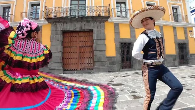 Mexican folk dance, Mexican dancers, Downtown Puebla, Jarabe Tapatio, Jalisco - Bailarines de danza folcl&oacute;rica