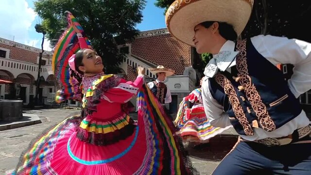 Mexican folk dance, Mexican dancers, Downtown Puebla, Jarabe Tapatio, Jalisco - Bailarines de danza folcl&oacute;rica