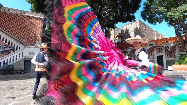 Mexican folk dance, Mexican dancers, Downtown Puebla, Jarabe Tapatio, Jalisco - Bailarines de danza folcl&oacute;rica