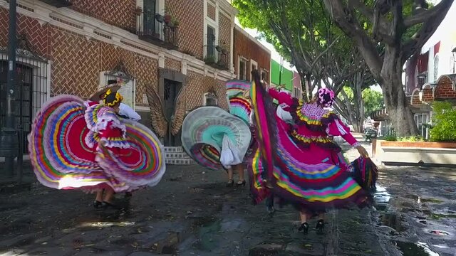 Mexican folk dance, Mexican dancers, Downtown Puebla, Jarabe Tapatio, Jalisco - Bailarines de danza folcl&oacute;rica