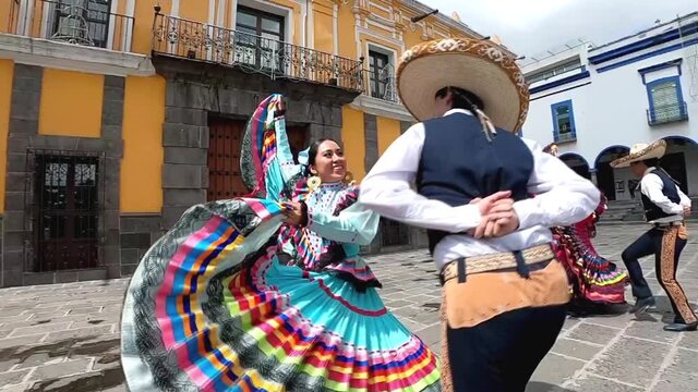 Mexican folk dance, Mexican dancers, Downtown Puebla, Jarabe Tapatio, Jalisco - Bailarines de danza folcl&oacute;rica