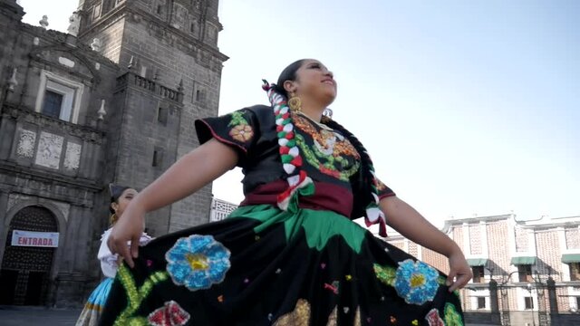 Mexican folk dance, Mexican dancers, Downtown Puebla, China Poblana - Bailarines de danza folcl&oacute;rica