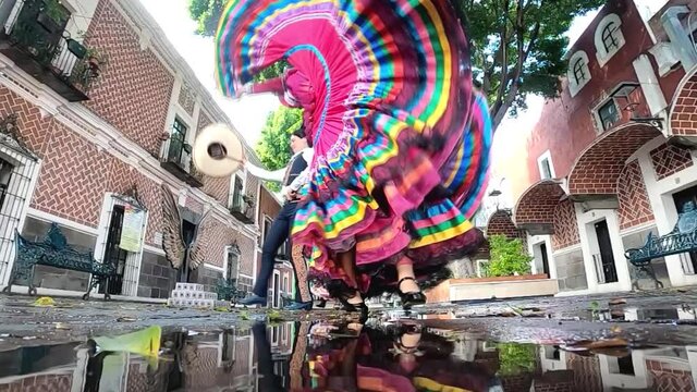 Mexican folk dance, Mexican dancers, Downtown Puebla, Jarabe Tapatio, Jalisco - Bailarines de danza folclórica