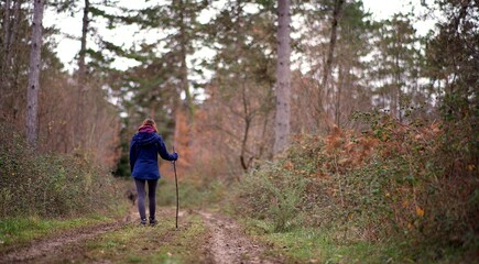 Chemin boueux femme promenade 