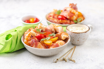 Fried large prawns without shell wrapped in bacon with fresh vegetables and creamy sauce.