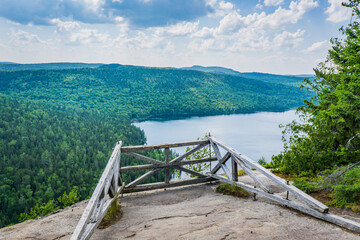 Fototapeta premium Mont Brassard hike in Parc Regional des 7 chutes in Quebec. This 8.5 kilometers hike offers great view of the typical nordic landscape. The sign says 