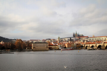 Blick auf einen Teil von Prag mit der Karlsbrücke.
