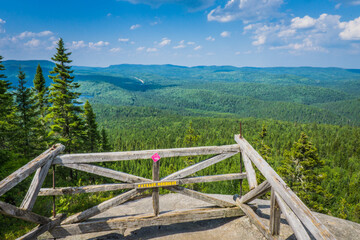 Fototapeta na wymiar Mont Brassard hike in Parc Regional des 7 chutes in Quebec. This 8.5 kilometers hike offers great view of the typical nordic landscape, The sign says 