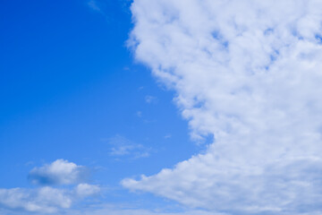 Obraz premium Beautiful, deep blue sky with clouds nature background