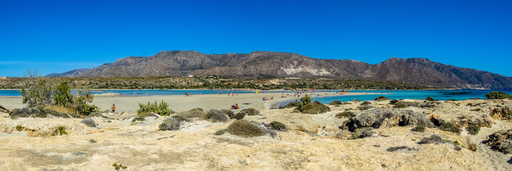 Een panoramisch uitzicht vanaf het eiland bij het strand van Elafonissi, Kreta, kijkend naar het vasteland