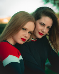 chica modelo afro morena y rubia modelo