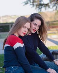 chica modelo afro morena y rubia modelo