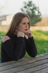 chica modelo afro morena y rubia modelo