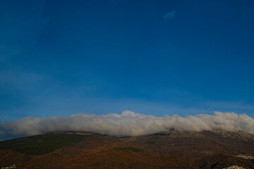 Nuvole appoggiate sulla cima delle montagne dell'appennino Umbro-Marchigiano 