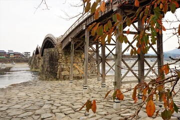 Herbstansicht der Kintai-Brücke in Iwakuni, Präfektur Yamaguchi, Japan - Yamaguchi-Kintai-Brücke