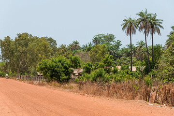 Fototapeta na wymiar Pistas de tierra en la zona de Albadarr en Gambia