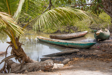 Viejas canoas abandonadas en Makasutu, Gambia