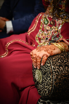 Mano de novia con henna y típica decoración india o Arabe y complementos