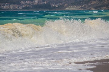 Obraz premium evocative image of a sandy beach with a sea of many colors and clear skies 