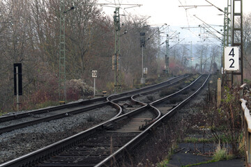 Viel befahrene zweigleisige elektrifizierte Bahnstrecke mit Weichen - Stockfoto