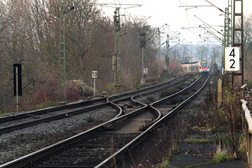 Obraz premium Viel befahrene zweigleisige elektrifizierte Bahnstrecke mit Weichen - Stockfoto