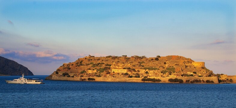 Die Insel Spinalonga vor Kreta mit einer F&auml;hre im Vordergrund