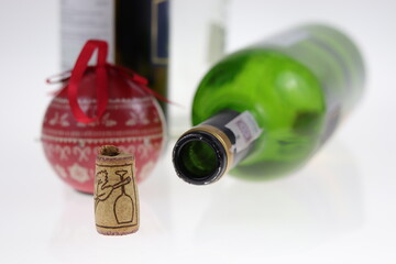 Puste butelki po alkoholu, korek od wina, picie alkoholu w święta Bożego Narodzenia - obrazy, fototapety, plakaty