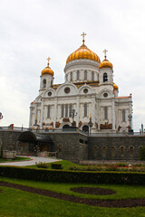 Fototapeta na wymiar In Moscow, the main Cathedral of Christ the Savior against the sky, an unusual perspective.