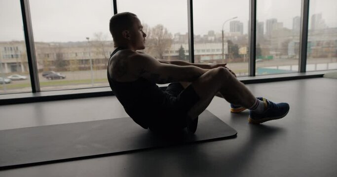 Strong man going abs exercise in the gym
