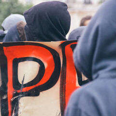 manifestant avec une cagoule pendant des émeutes