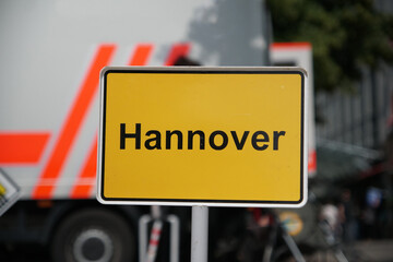 Gelbes Ortsschild der Landeshauptstadt Hannover im Miniaturformat auf der Blaulichtmeile in der Georgstra&szlig;e/Kr&ouml;pcke