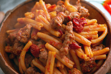 Pasta casereccia con sugo di salsiccia, cucina rustica italiana