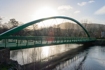 Obraz premium Modern green iron bridge over the Jerte river as it passes through Plasencia.